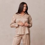 Lounge raidallinen satiininen pyjamapaita minkki vaatteet naiset D46R26923