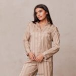Lounge raidallinen satiininen pyjamapaita minkki vaatteet naiset D46R26923 - Image 4