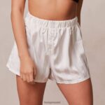 Lounge raidalliset satiiniset pyjamashortsit helmi vaatteet naiset D46R26937