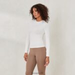 Lounge välttämätön pitkähihainen resoripaita luonnonvalkoinen vaatteet naiset D46R26840 - Image 4